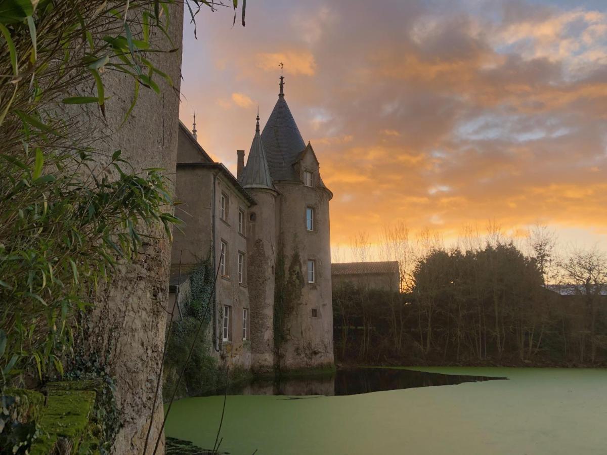 Chateau De La Preuille Bed & Breakfast มงเตกู ภายนอก รูปภาพ