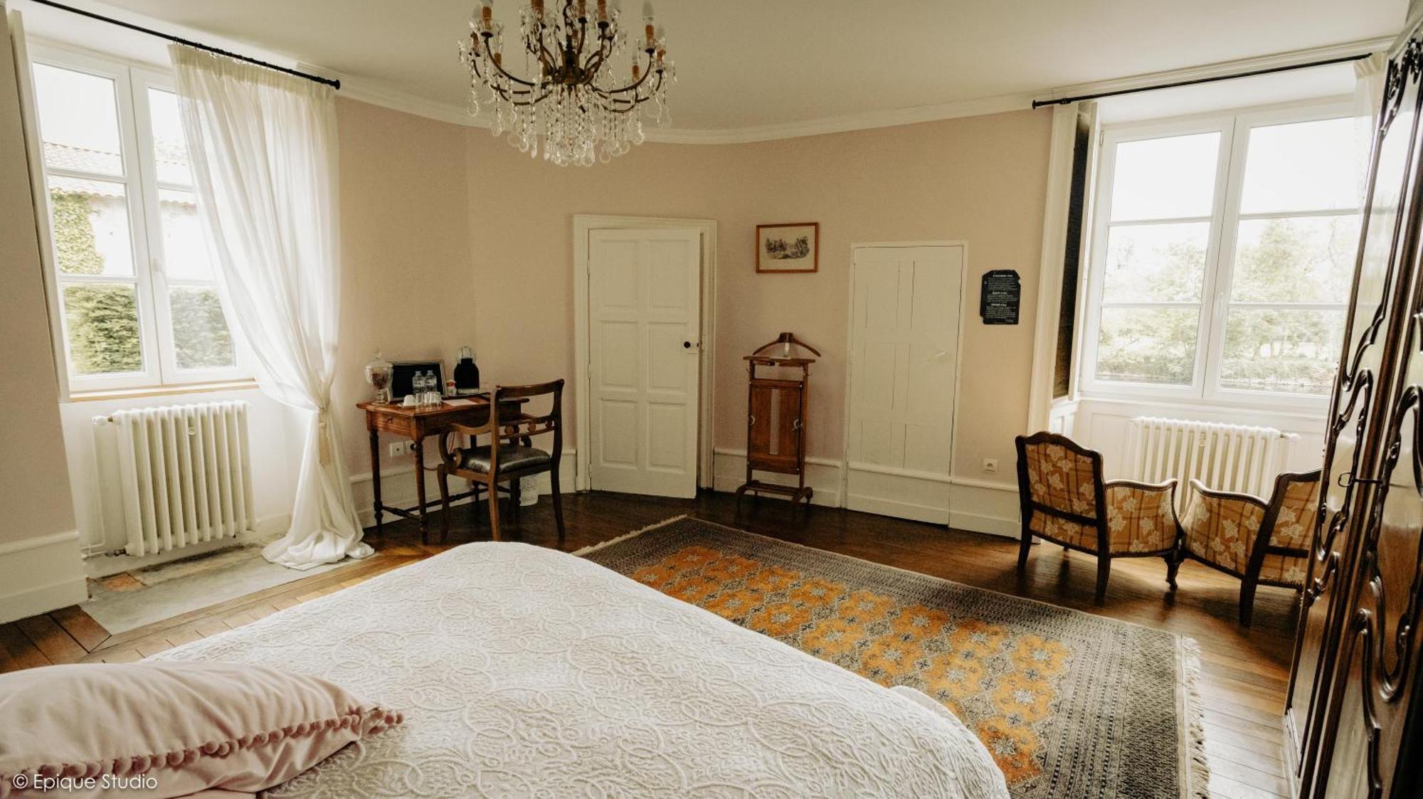 Chateau De La Preuille Bed & Breakfast มงเตกู ภายนอก รูปภาพ